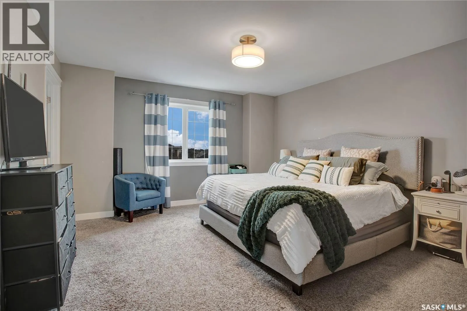 437 Redwood CRESCENT