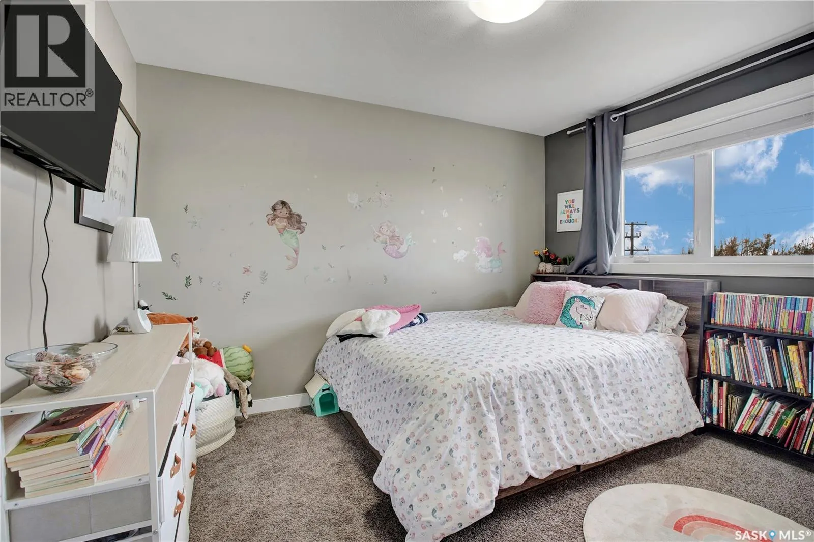 437 Redwood CRESCENT
