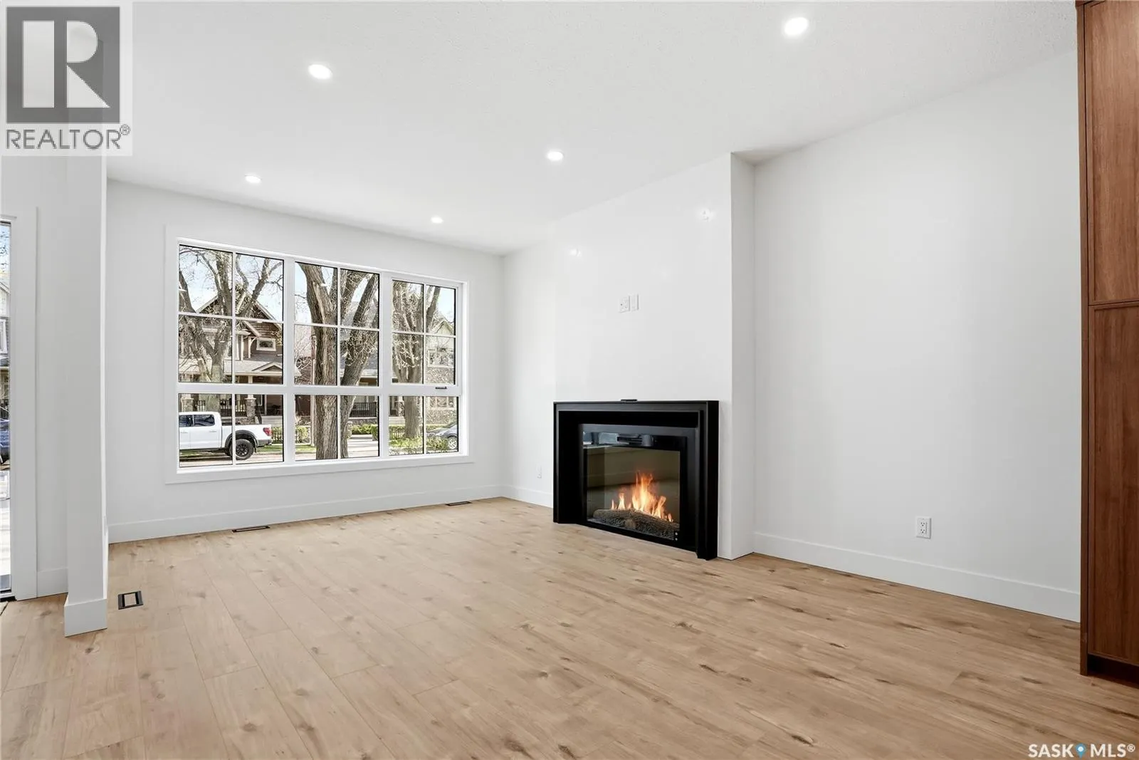 317 11th STREET E