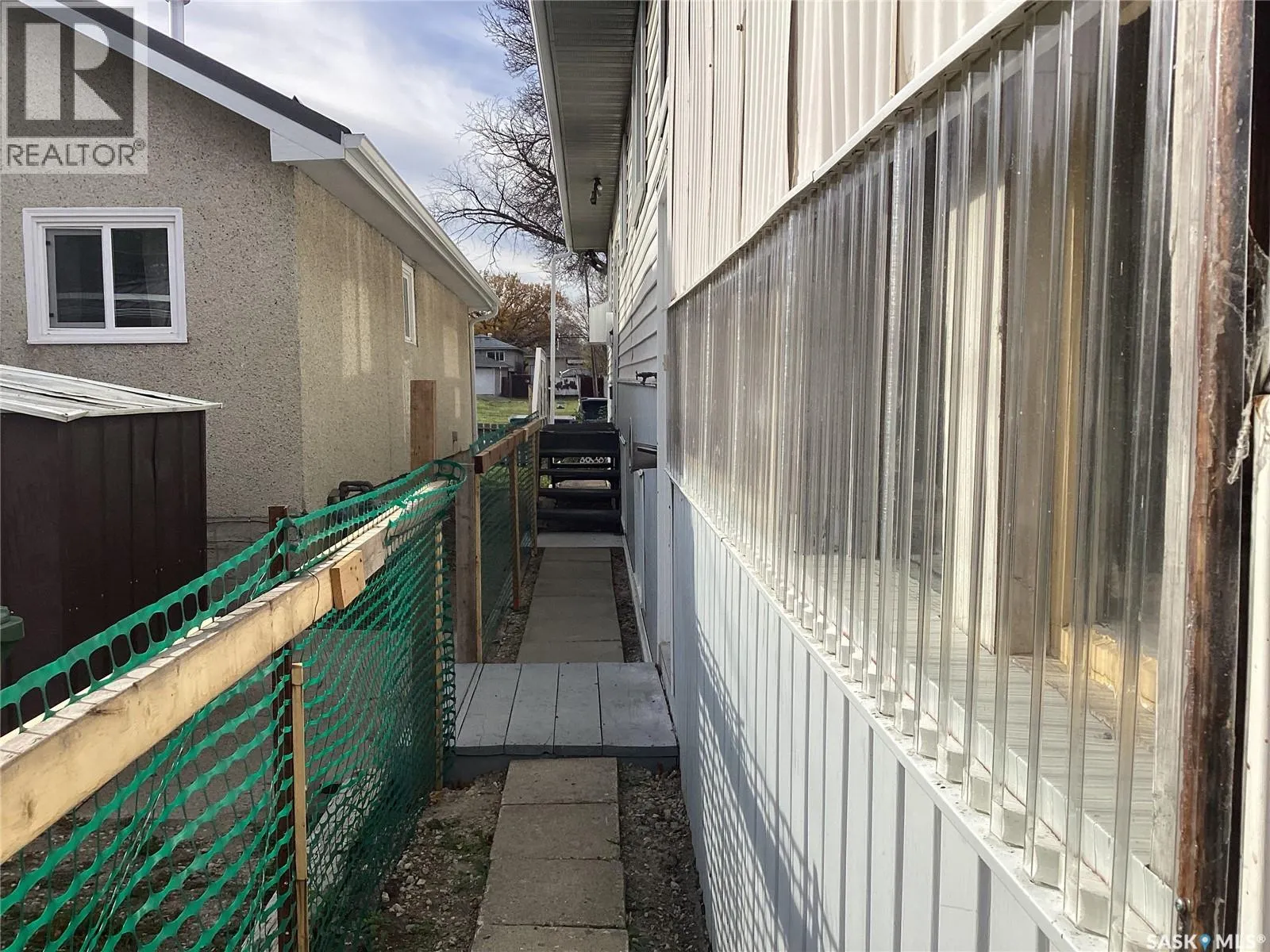 961 Athol STREET
