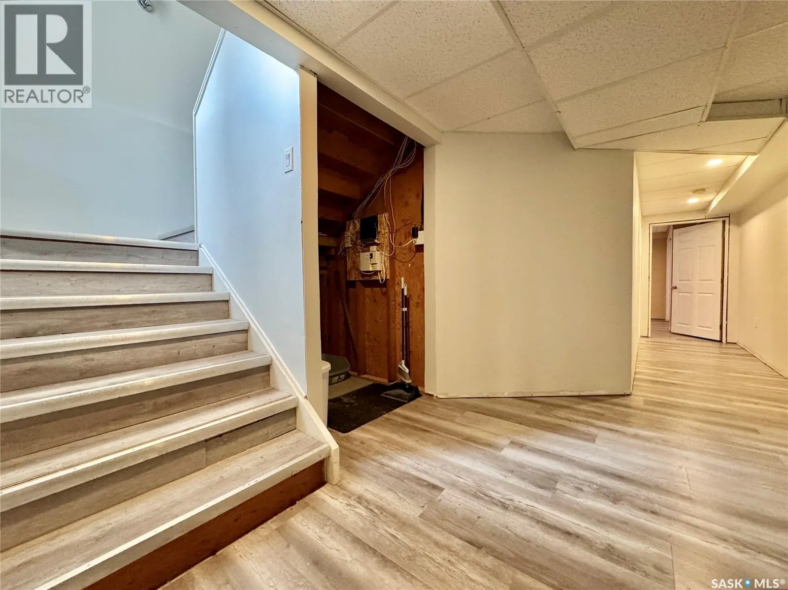 19 Logan CRESCENT W
