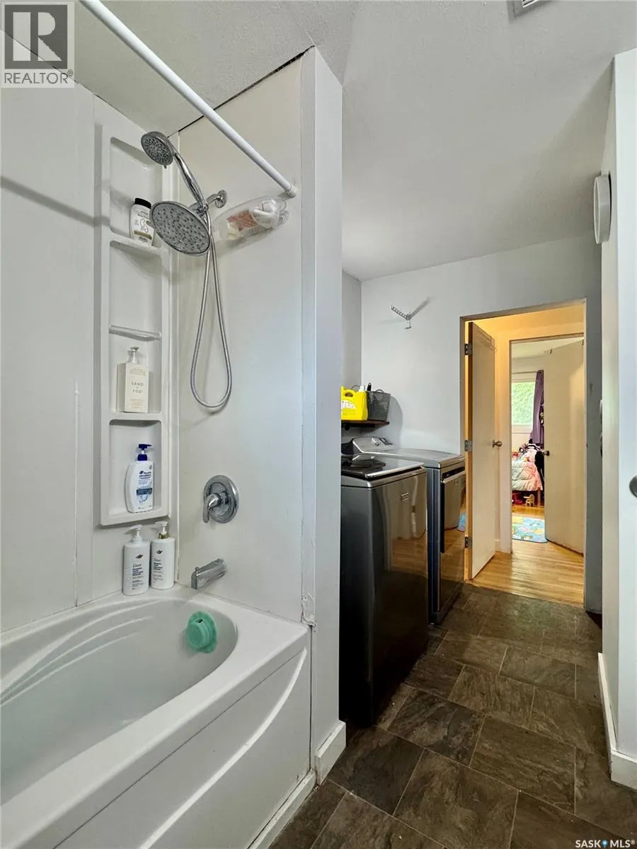 19 Logan CRESCENT W