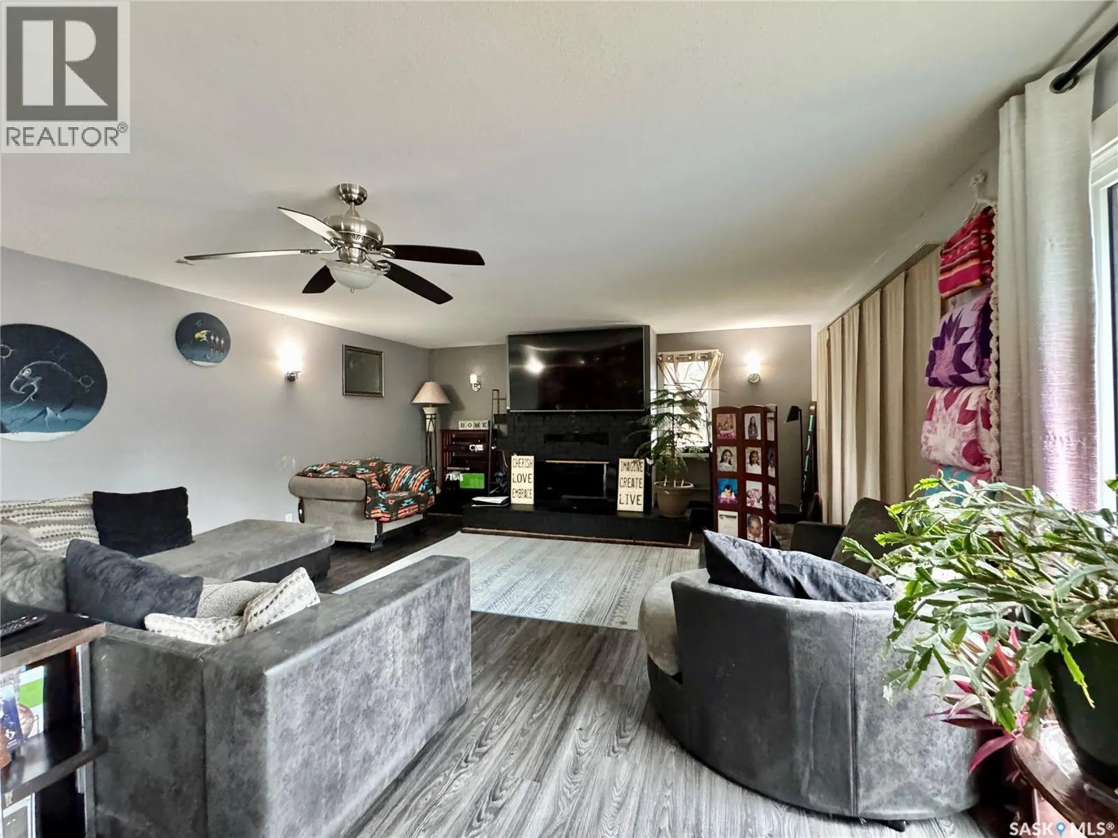 19 Logan CRESCENT W
