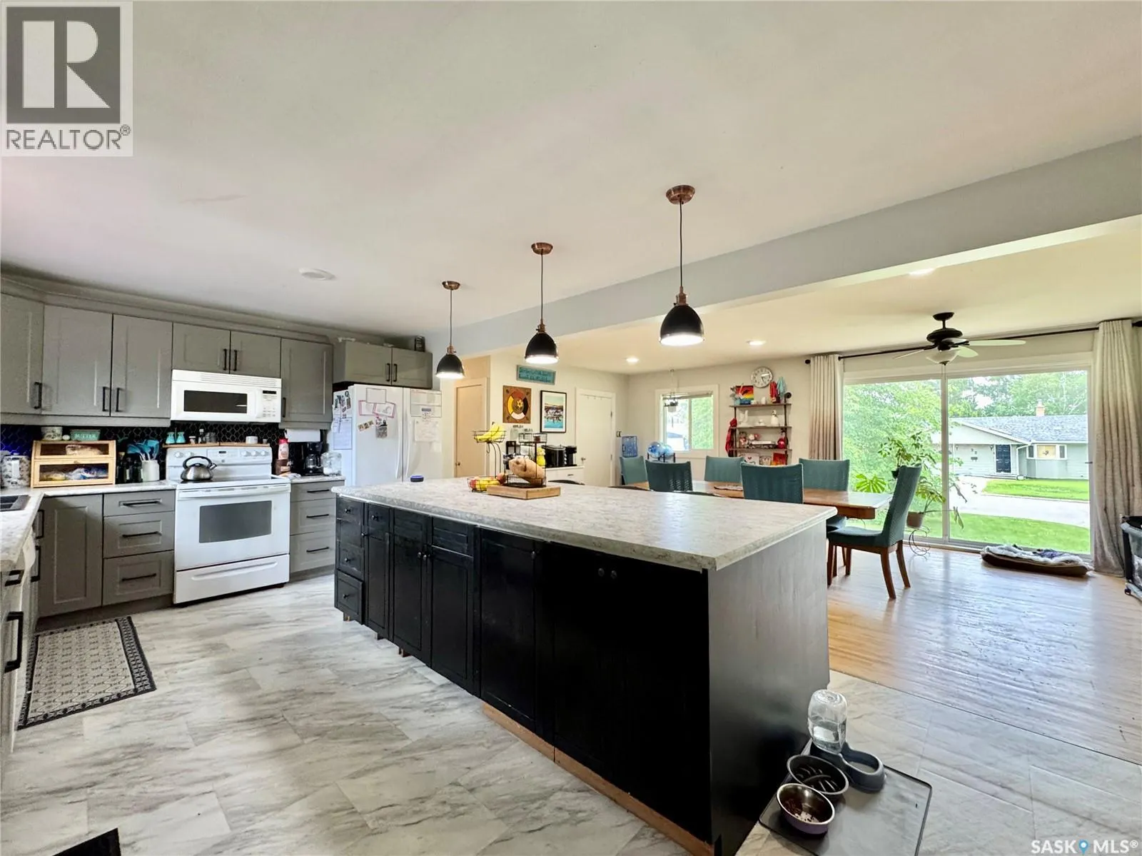 19 Logan CRESCENT W