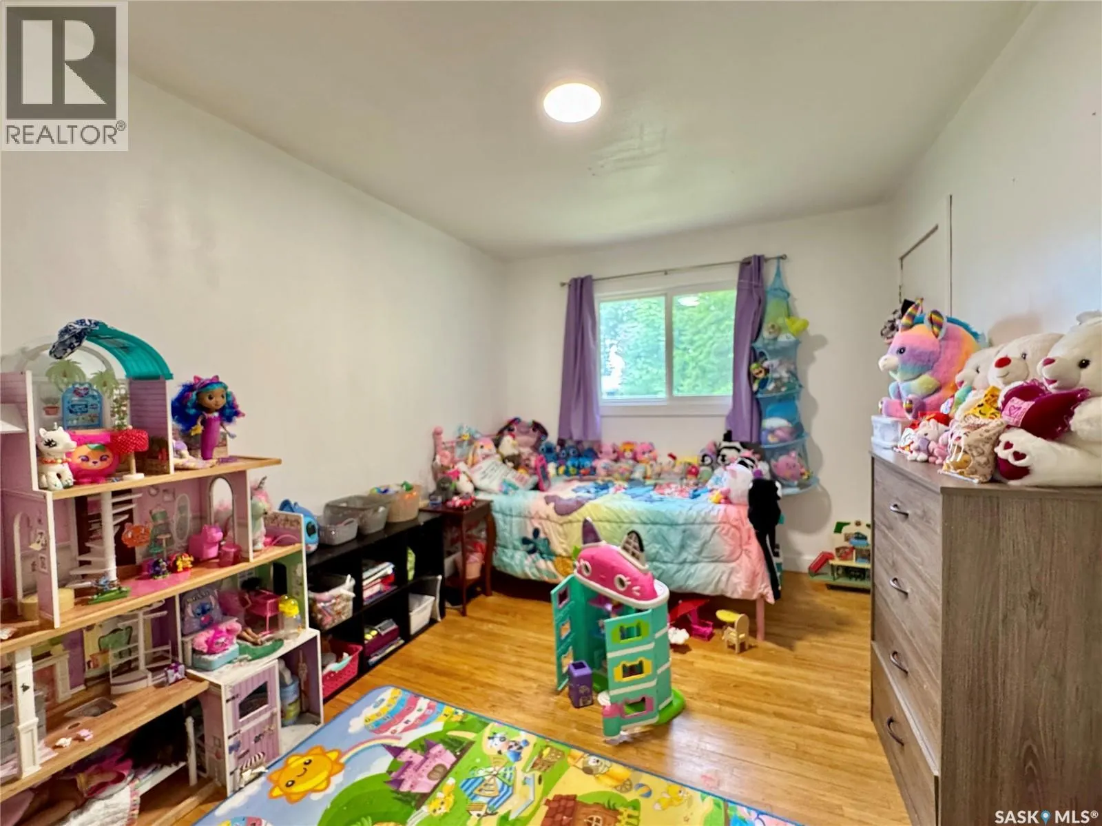 19 Logan CRESCENT W