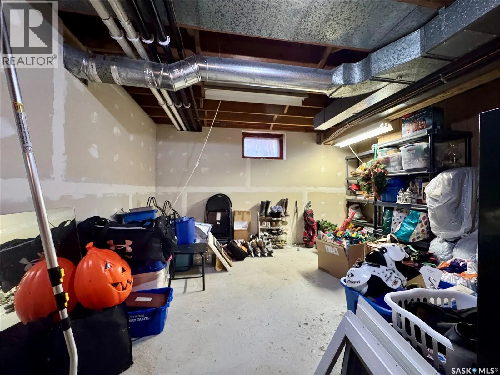 19 Logan CRESCENT W