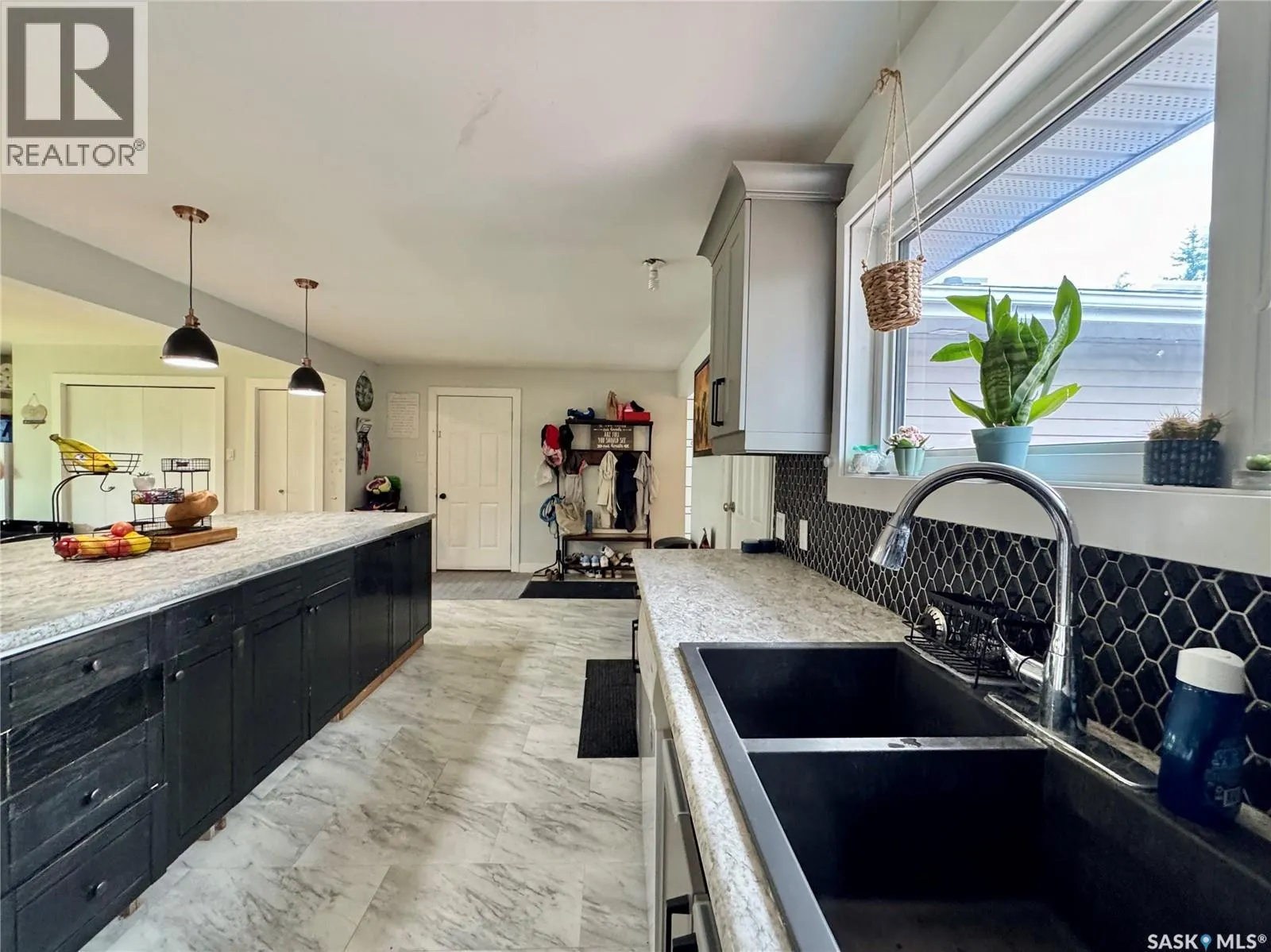 19 Logan CRESCENT W