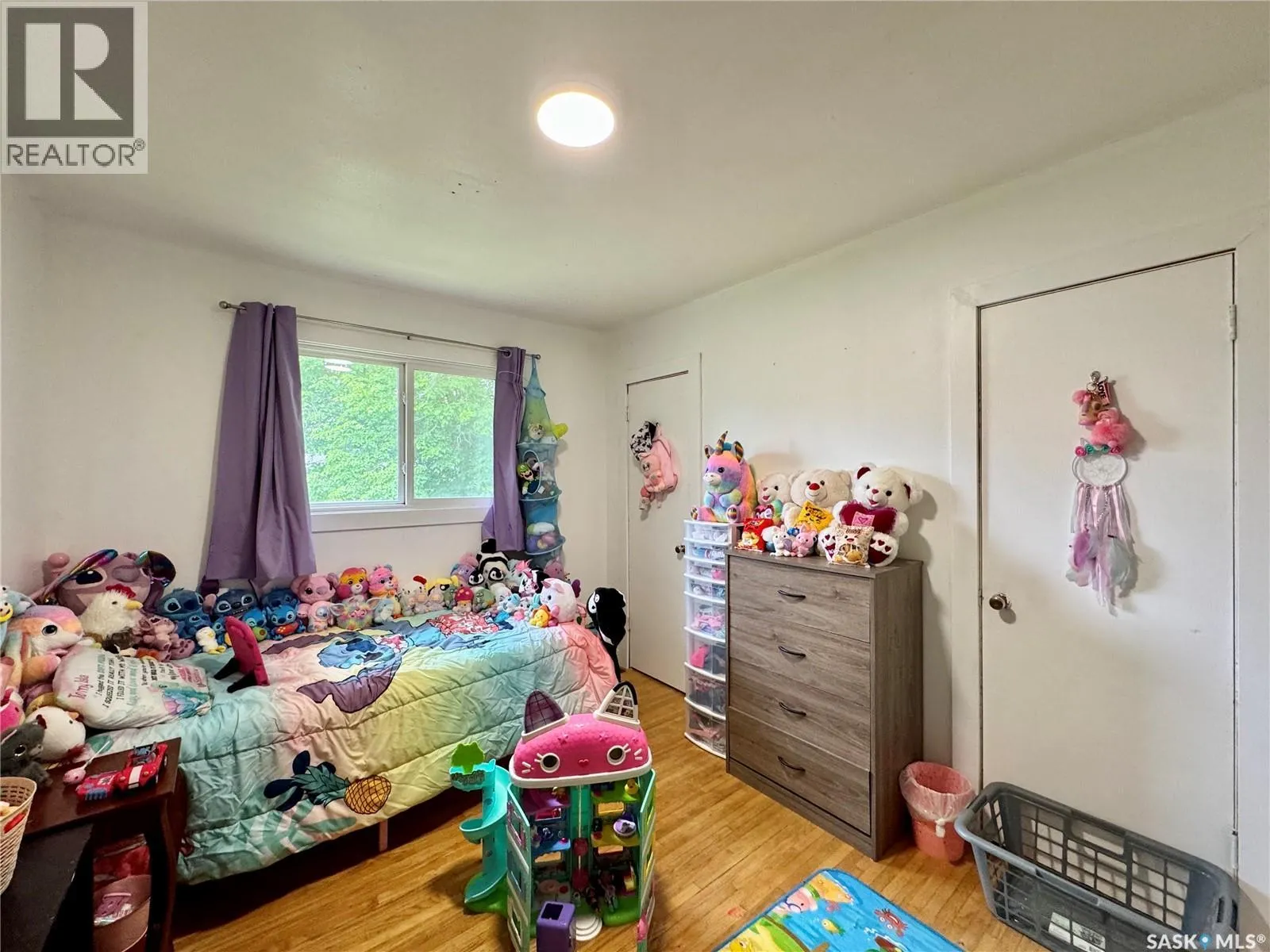 19 Logan CRESCENT W