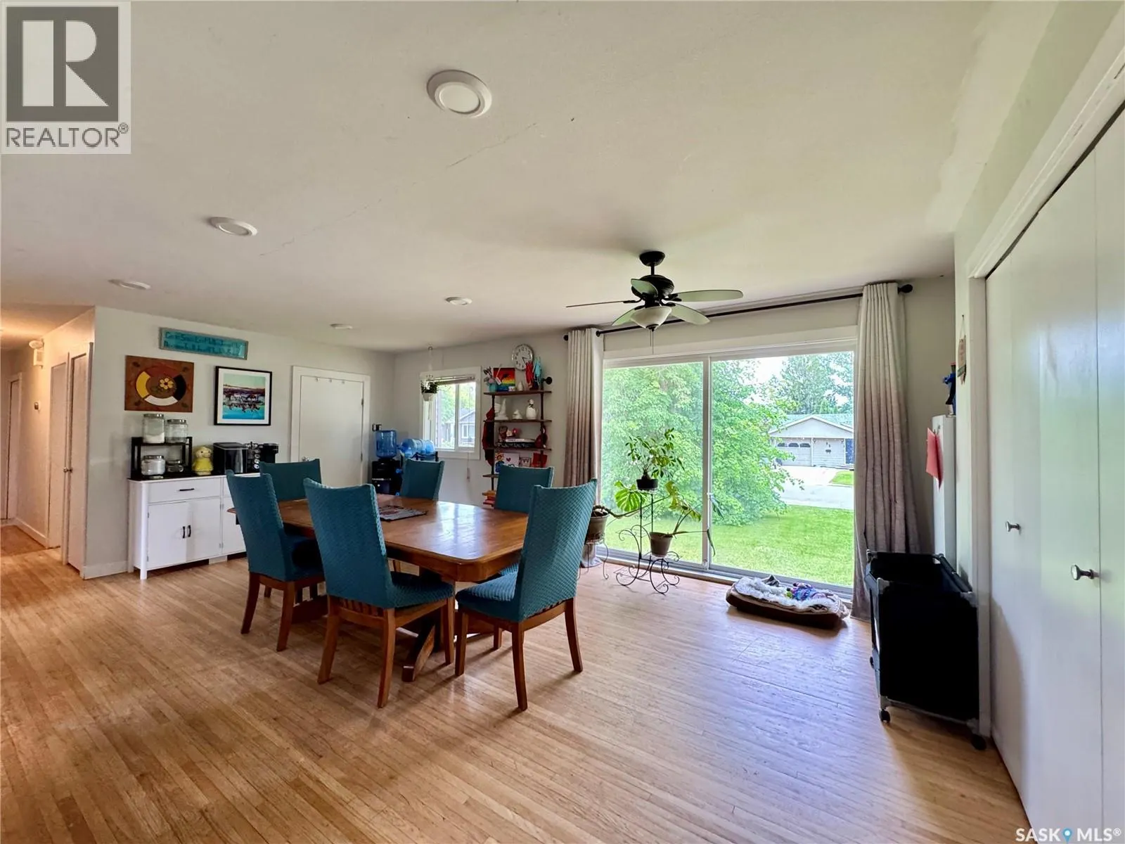 19 Logan CRESCENT W