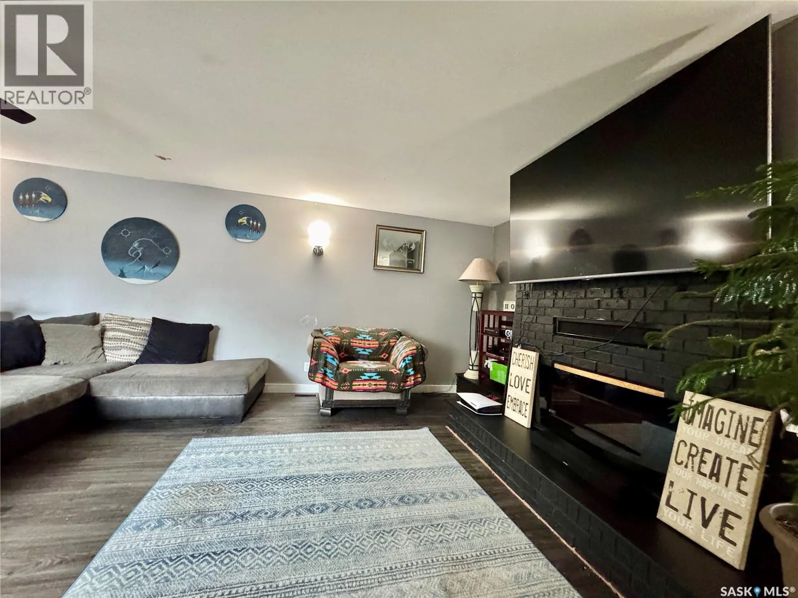 19 Logan CRESCENT W