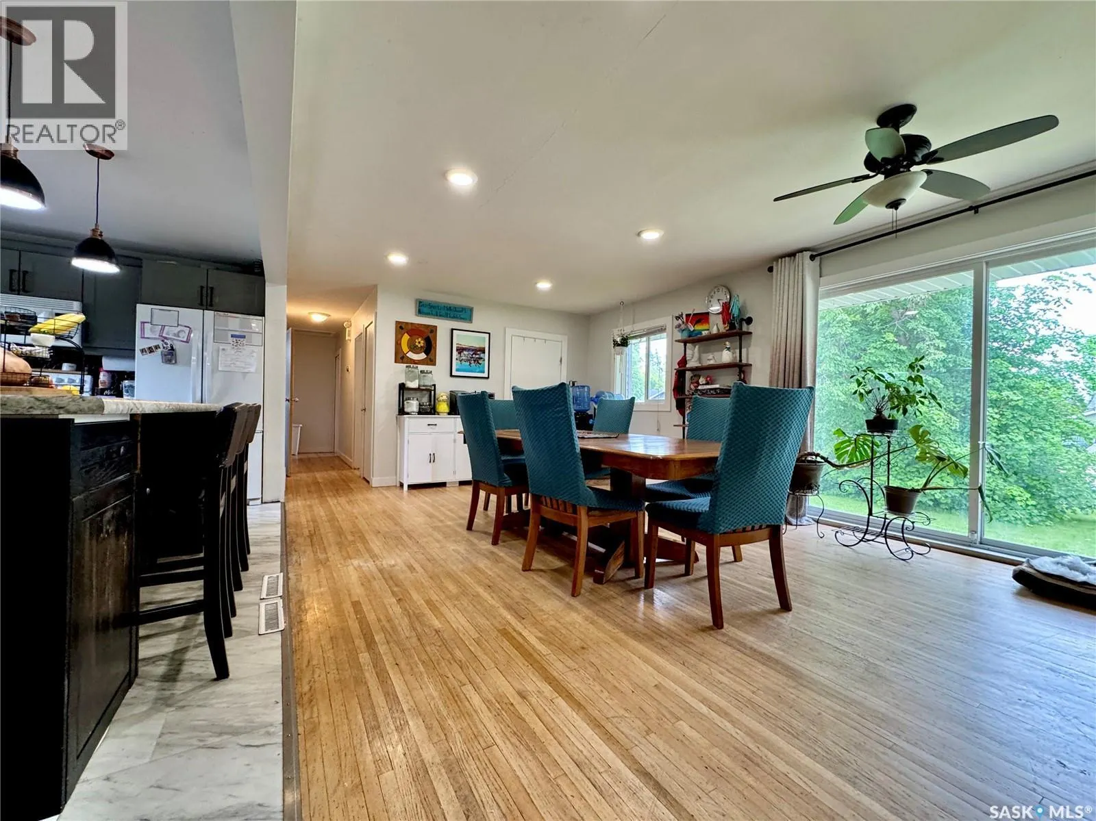 19 Logan CRESCENT W