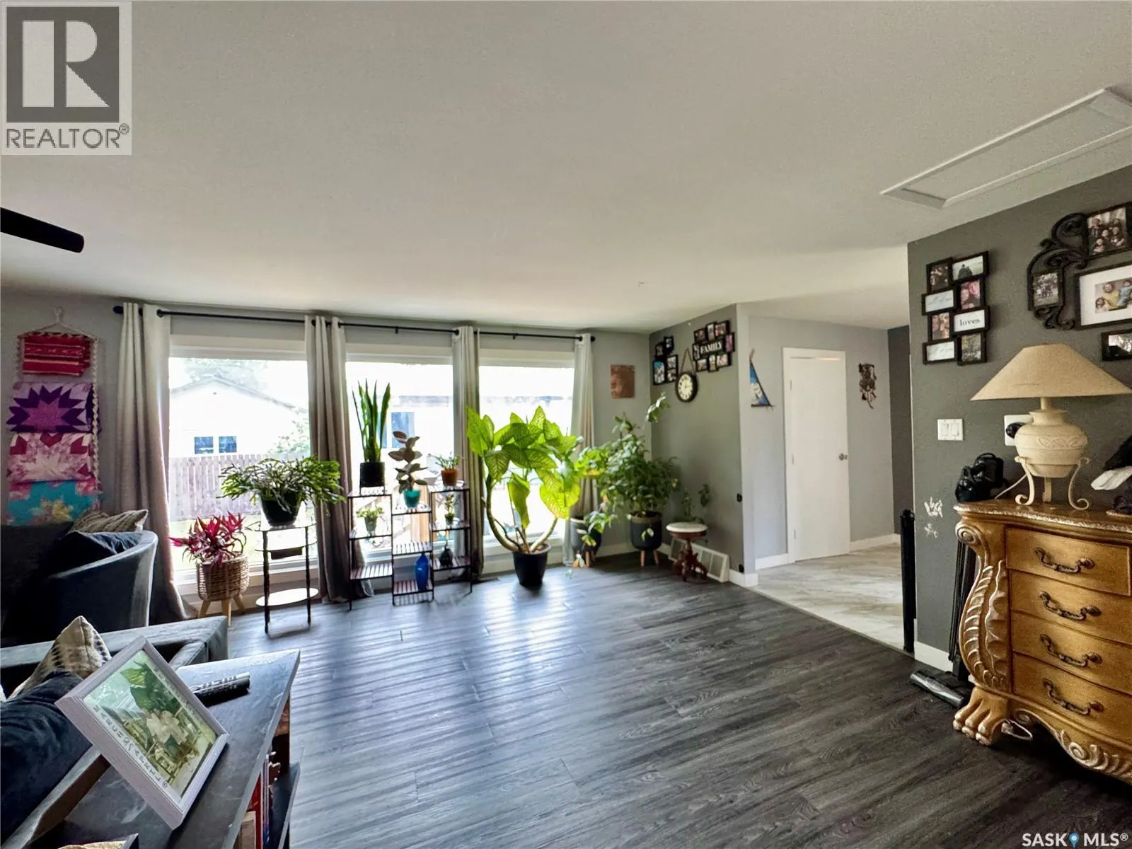 19 Logan CRESCENT W