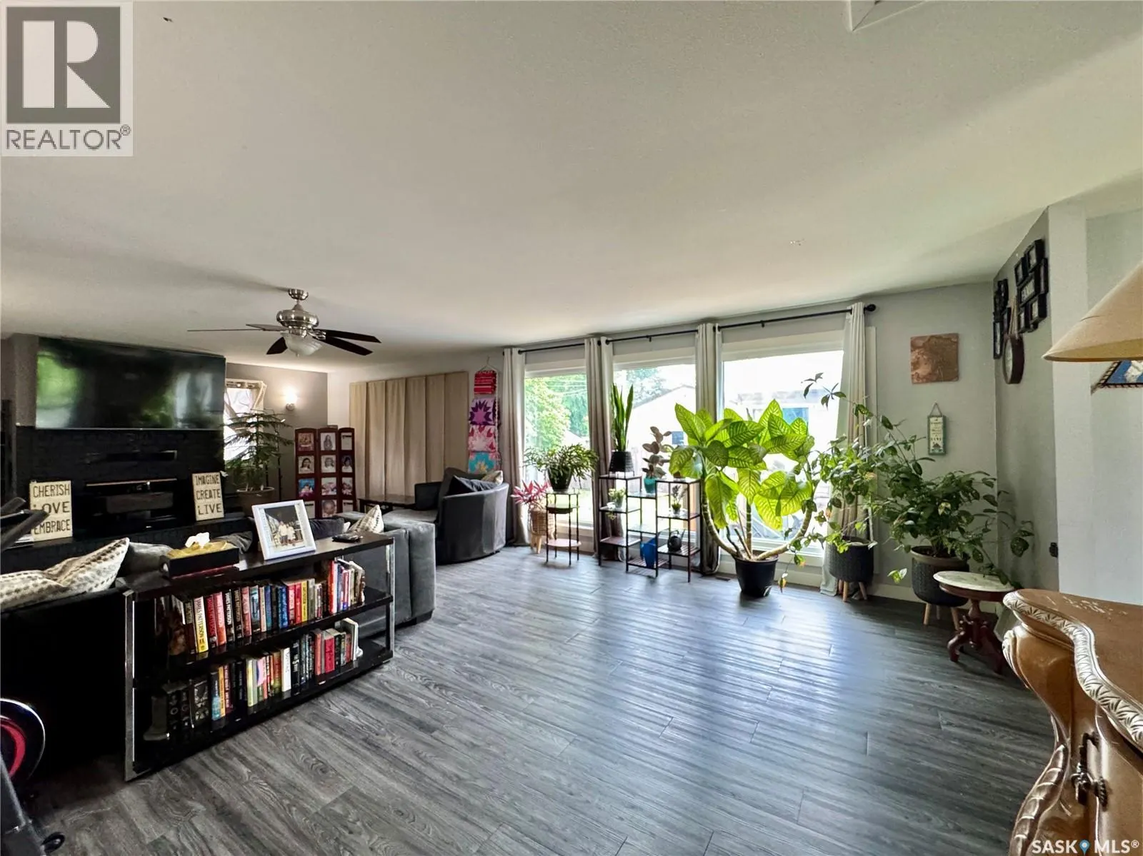 19 Logan CRESCENT W