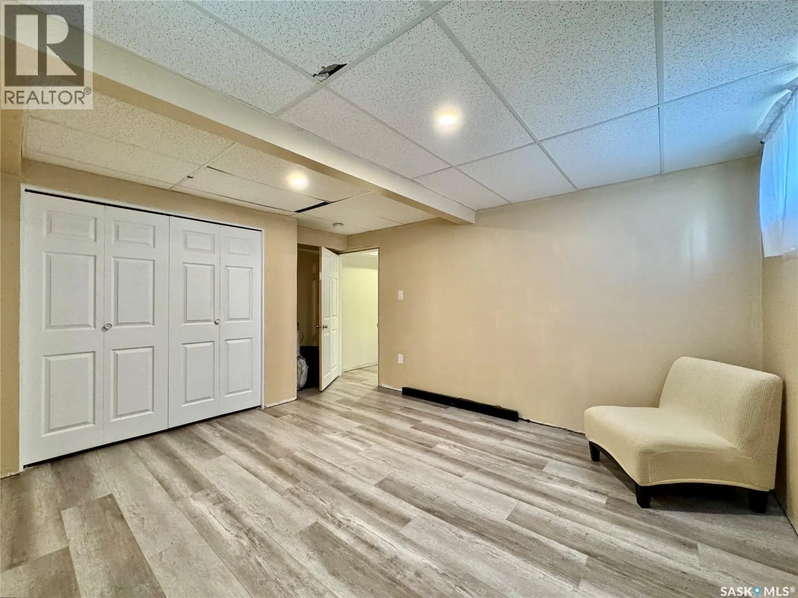 19 Logan CRESCENT W