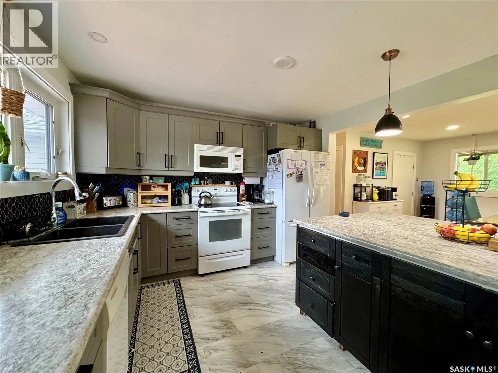 19 Logan CRESCENT W