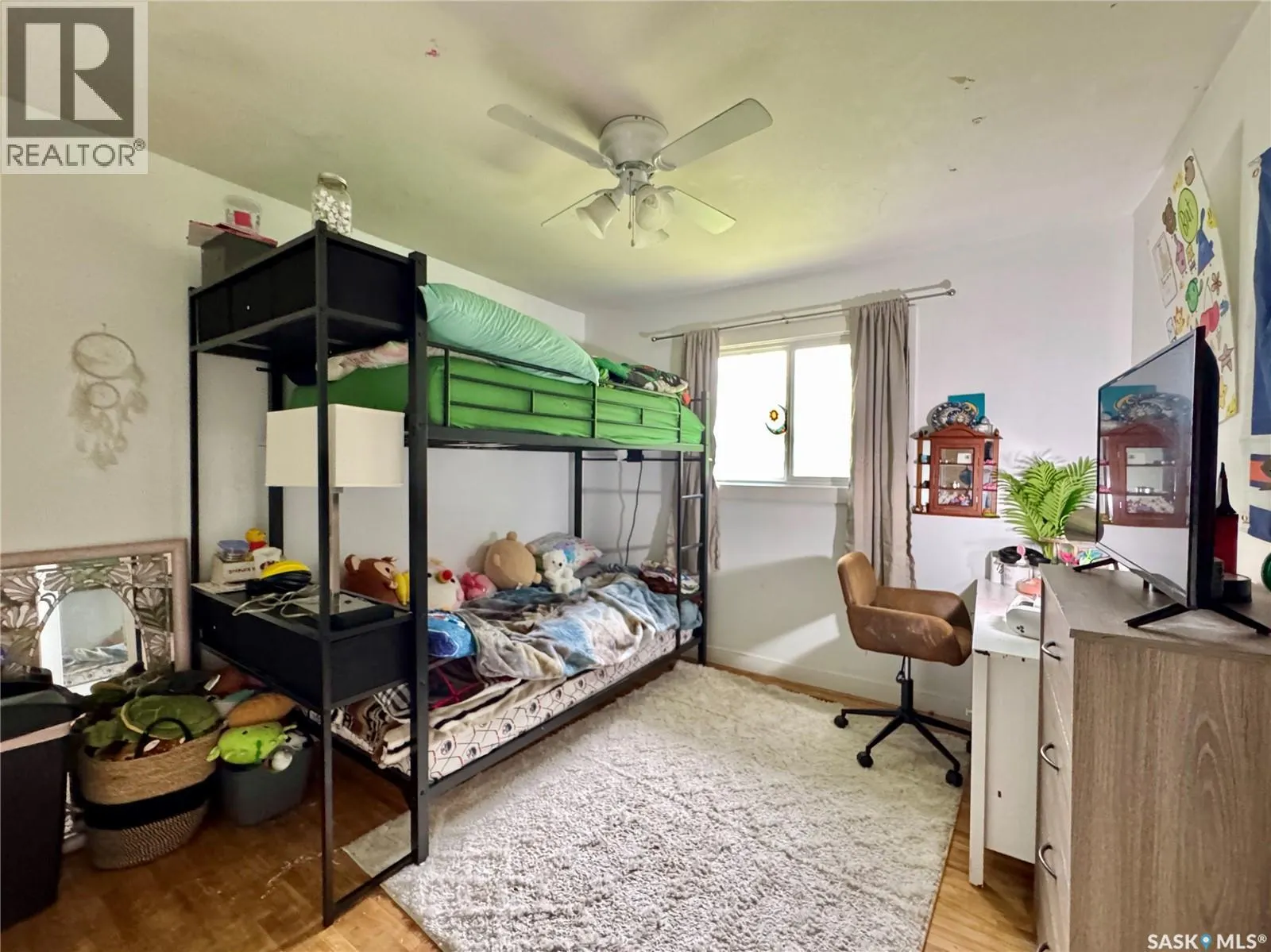 19 Logan CRESCENT W