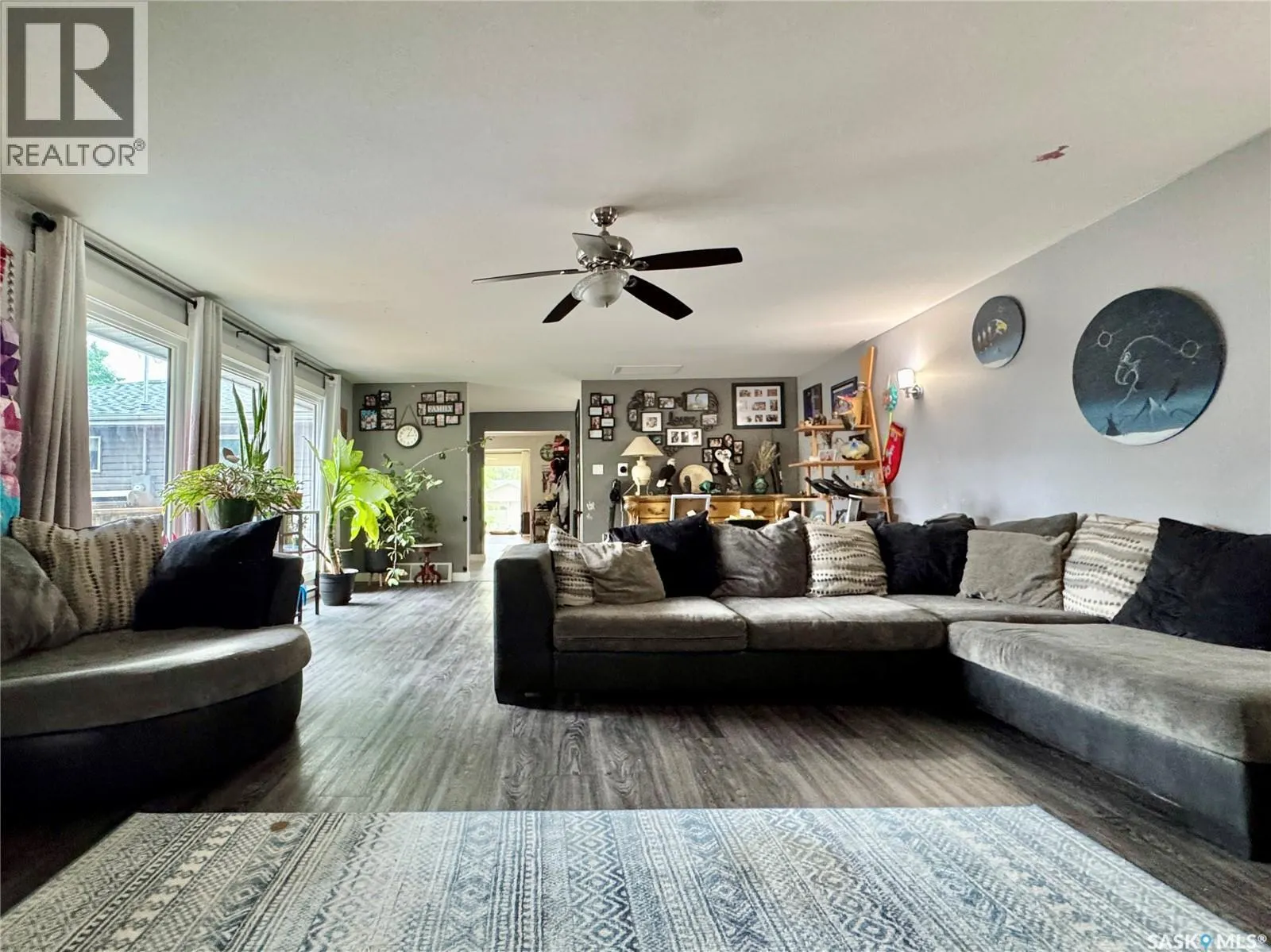 19 Logan CRESCENT W