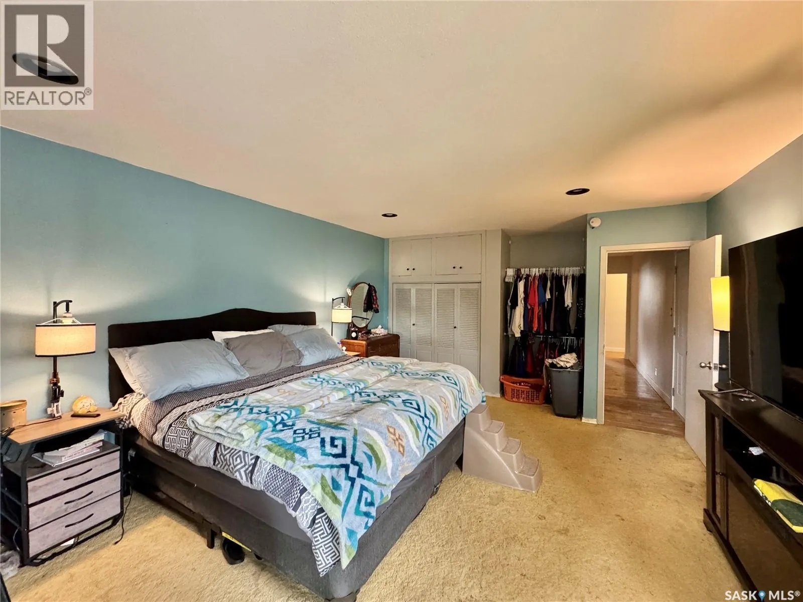 19 Logan CRESCENT W