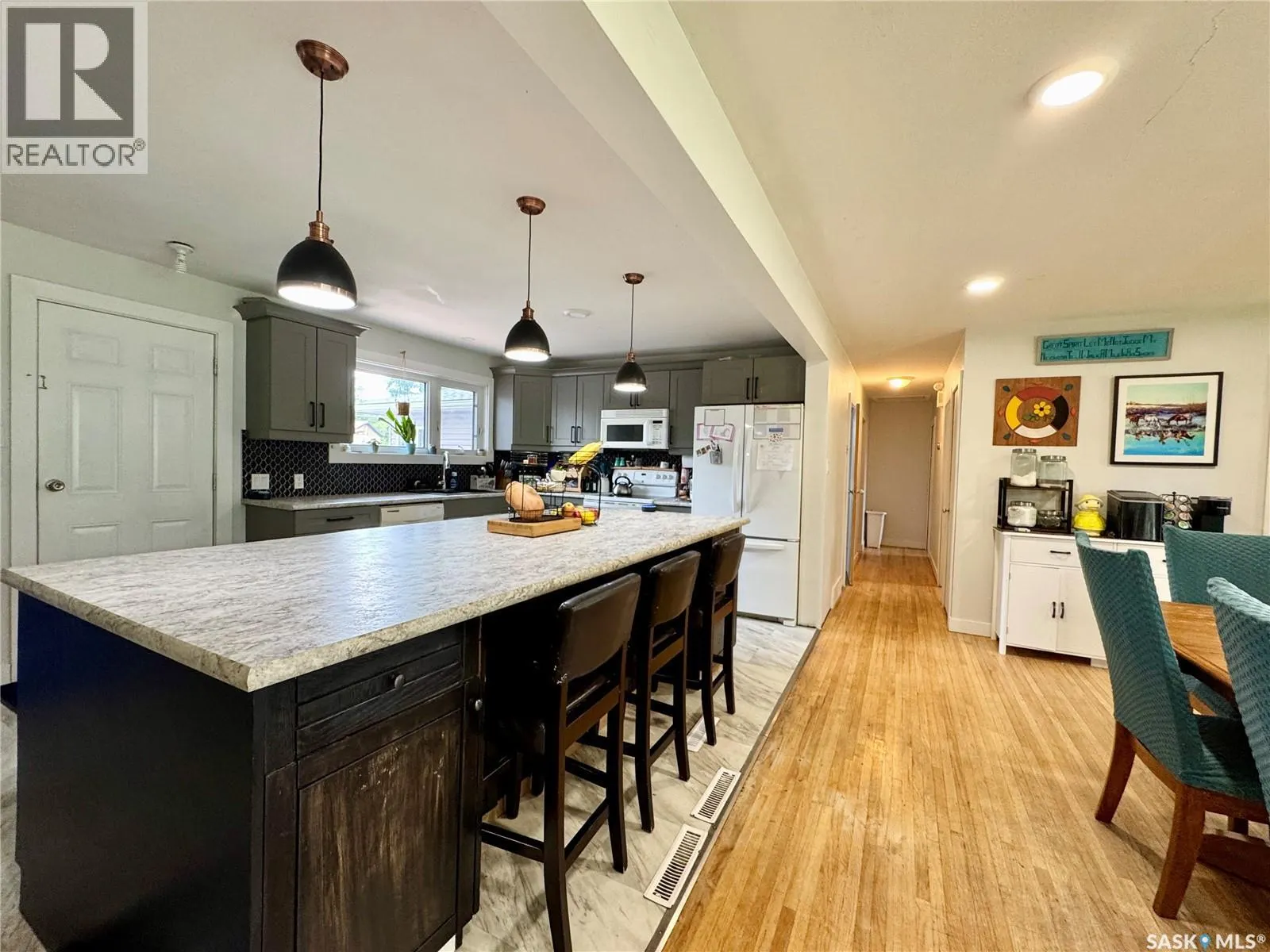 19 Logan CRESCENT W