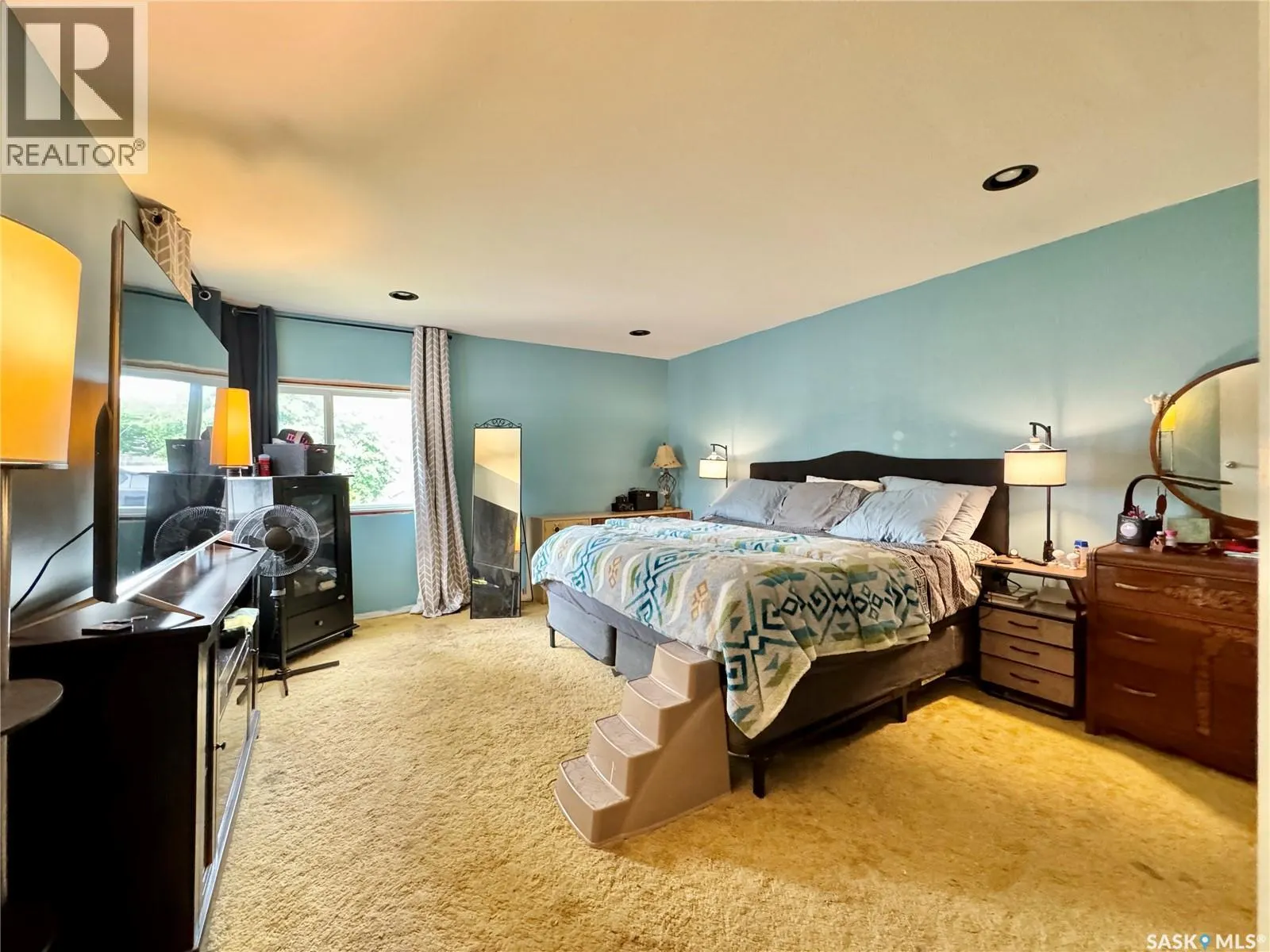 19 Logan CRESCENT W