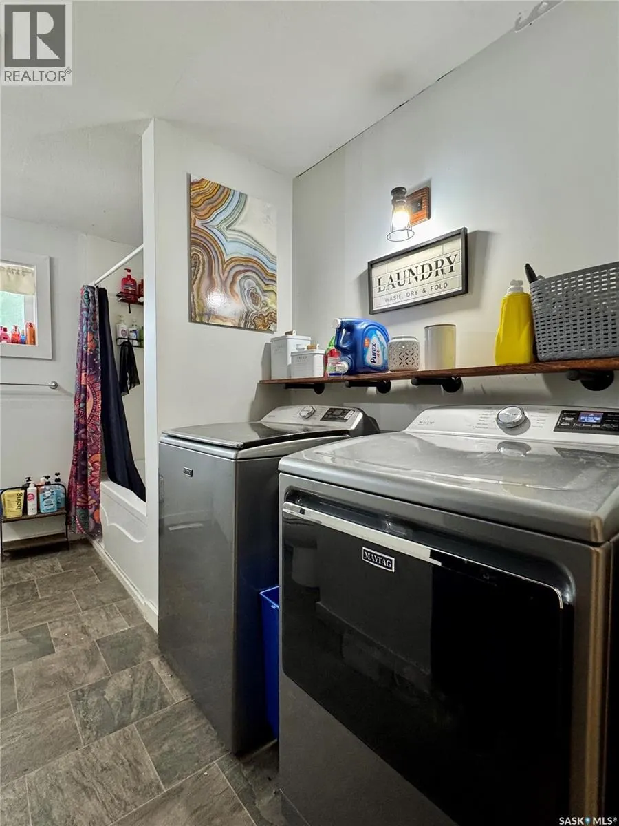 19 Logan CRESCENT W