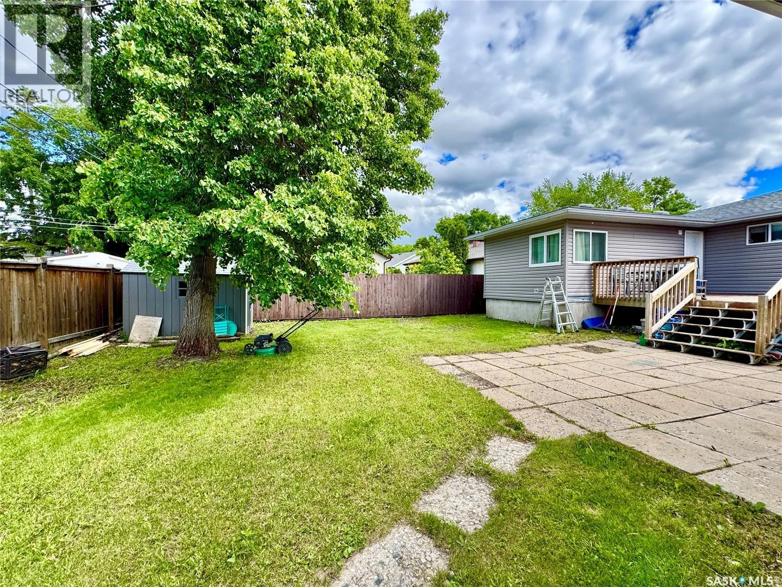 19 Logan CRESCENT W