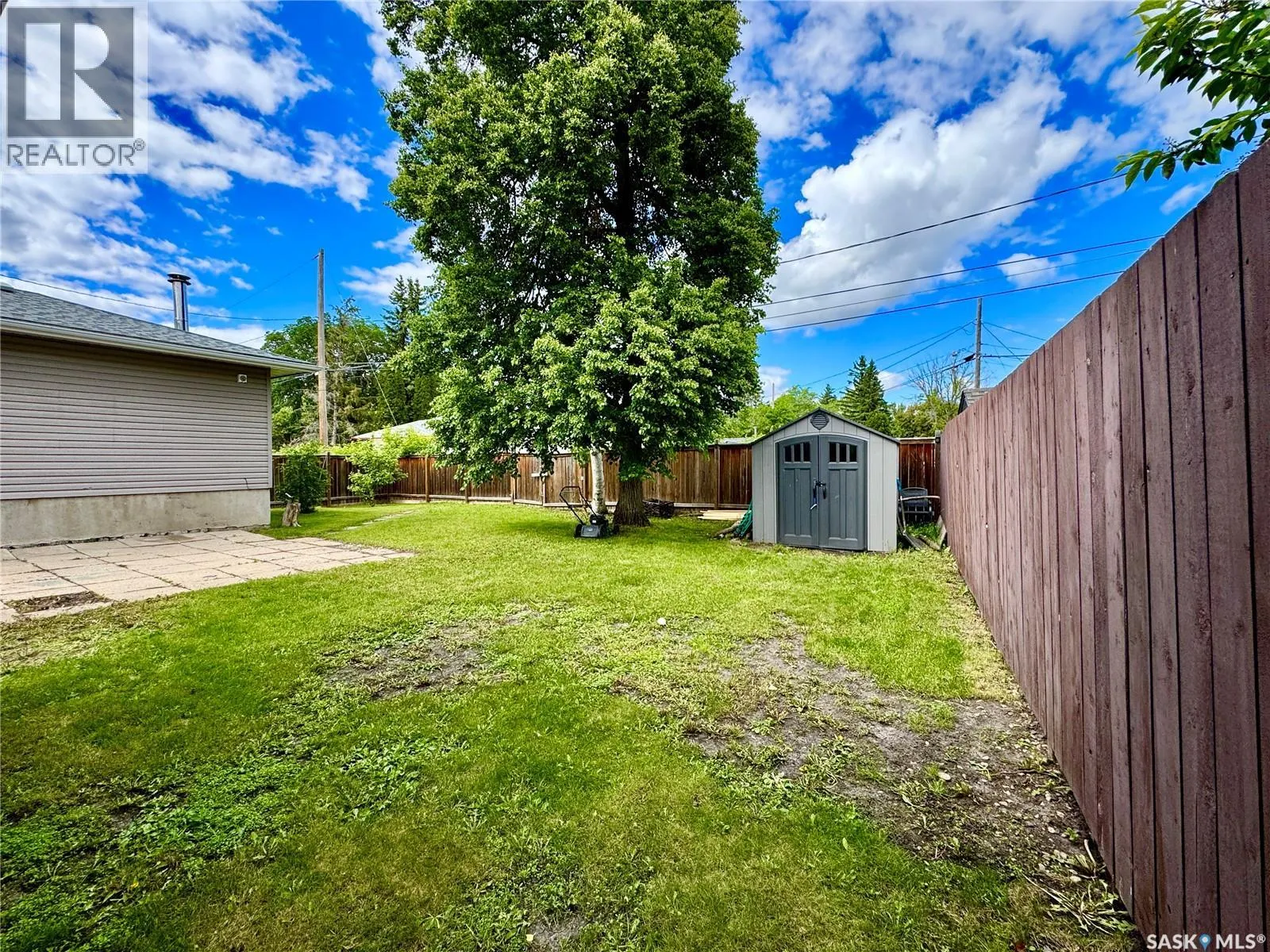 19 Logan CRESCENT W