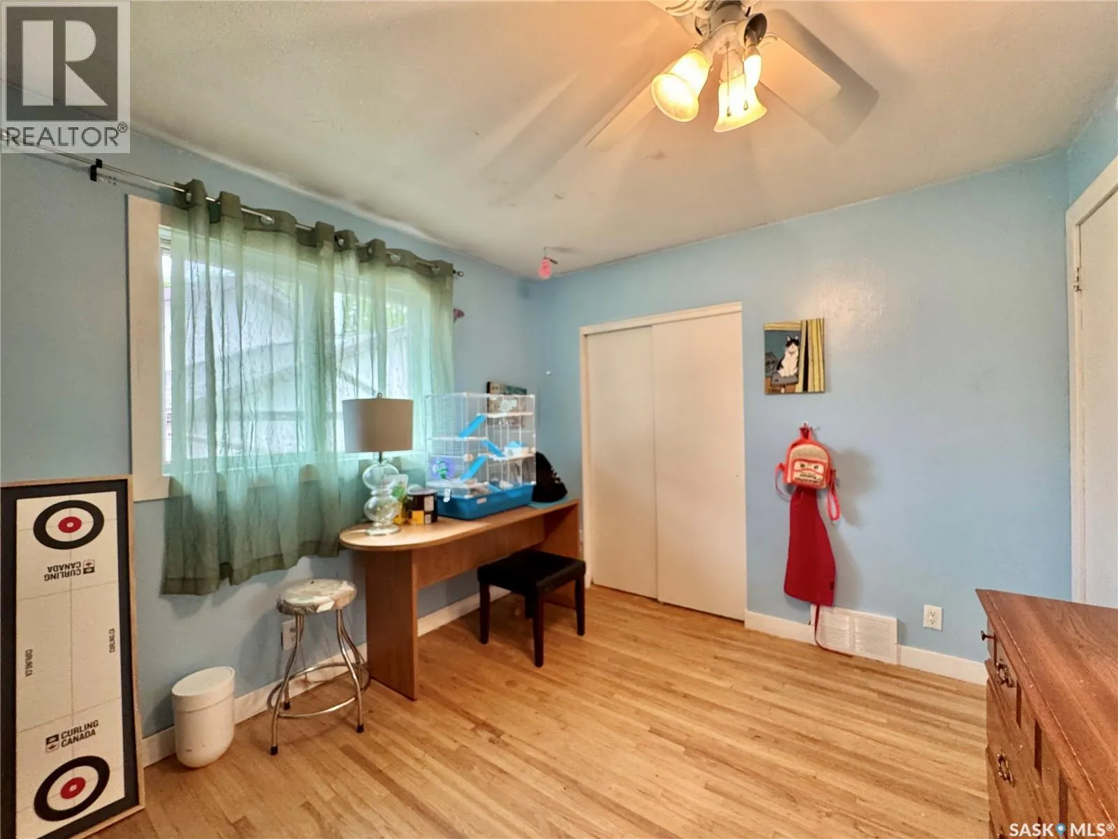 19 Logan CRESCENT W