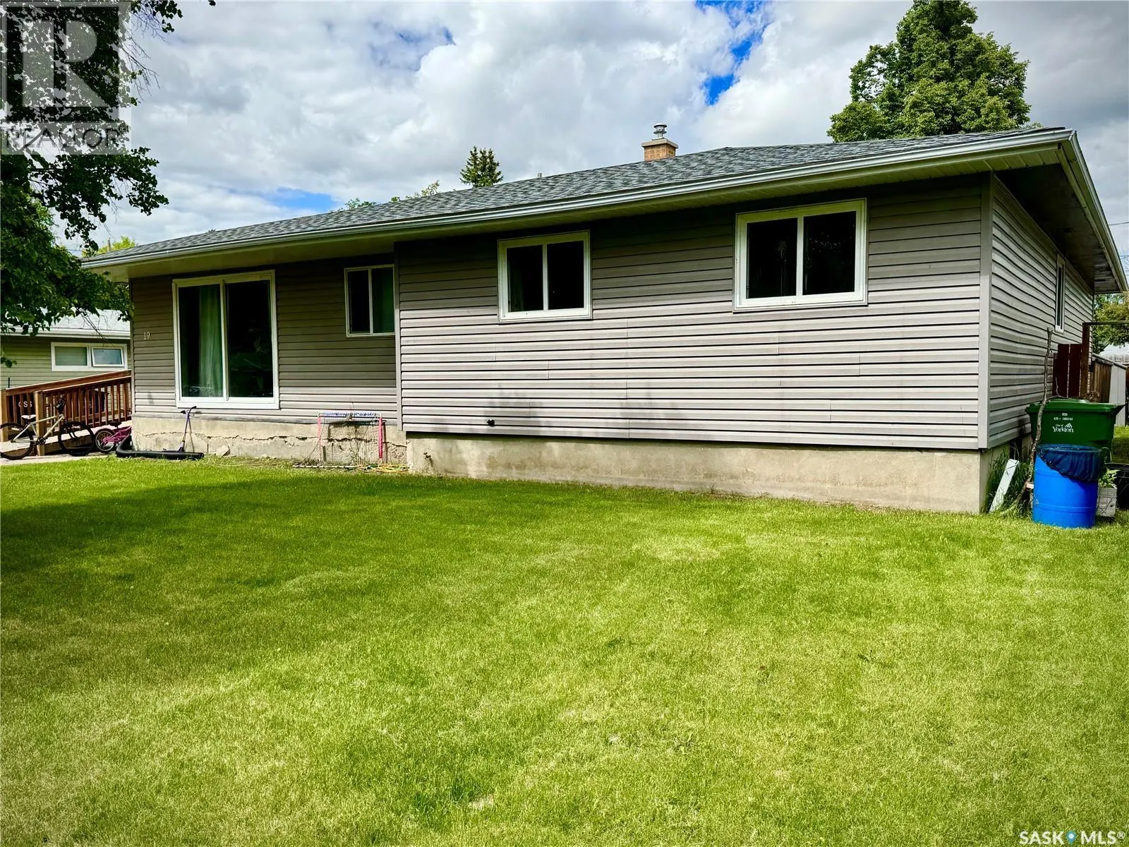 19 Logan CRESCENT W