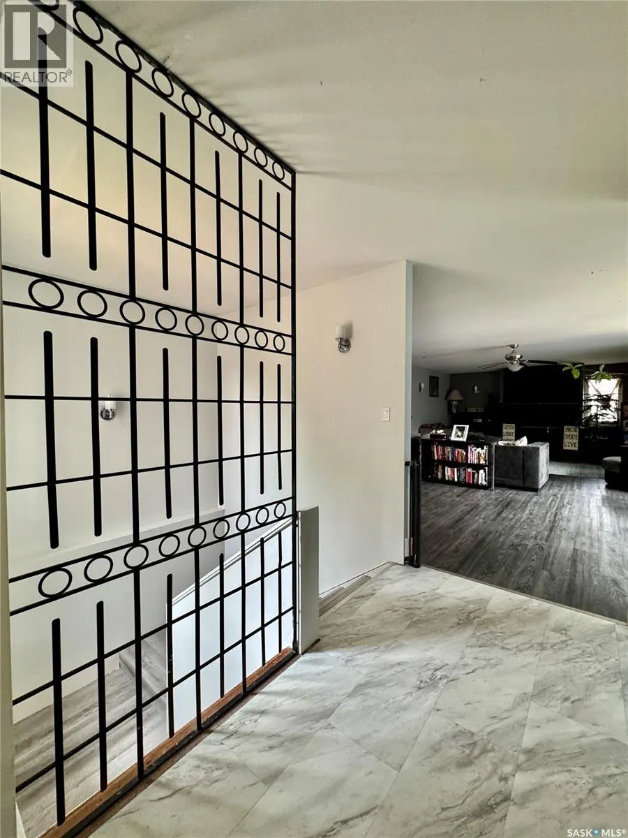 19 Logan CRESCENT W