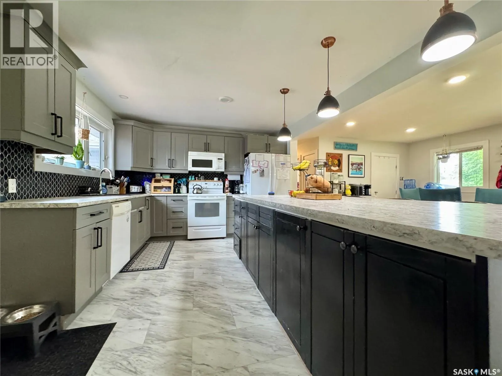 19 Logan CRESCENT W