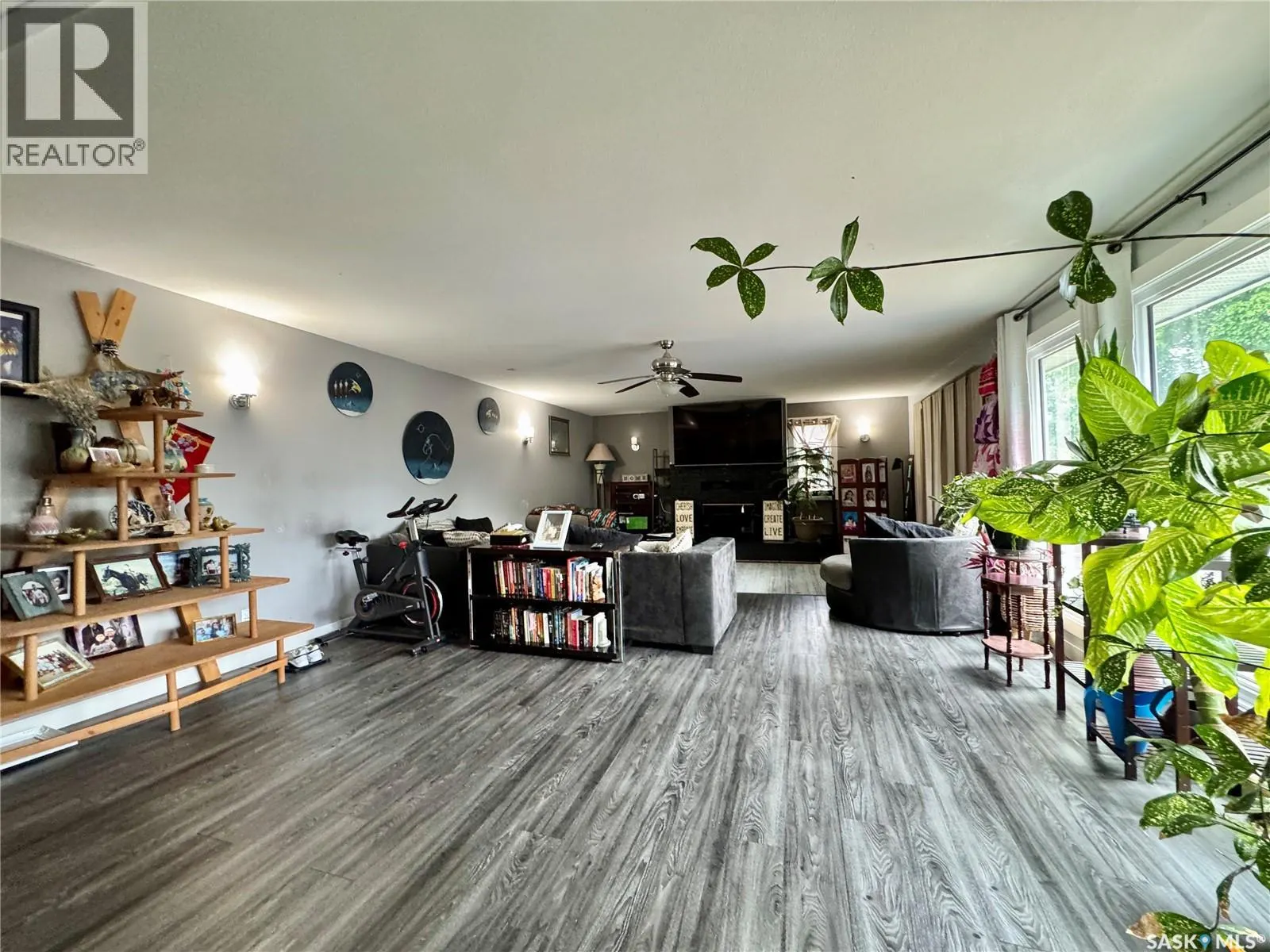 19 Logan CRESCENT W