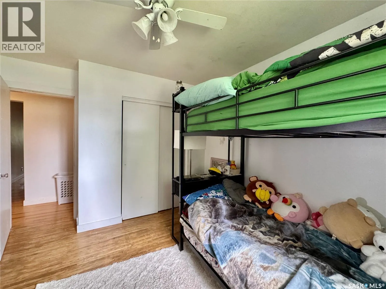 19 Logan CRESCENT W
