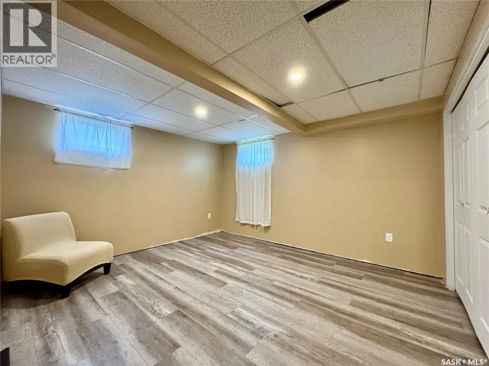 19 Logan CRESCENT W