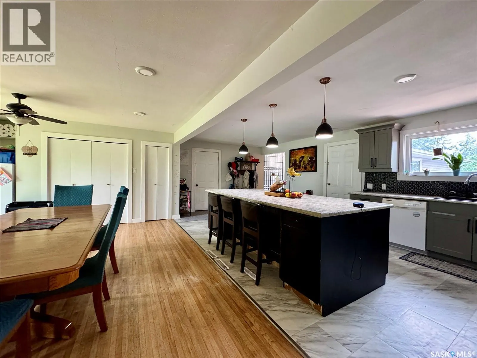 19 Logan CRESCENT W