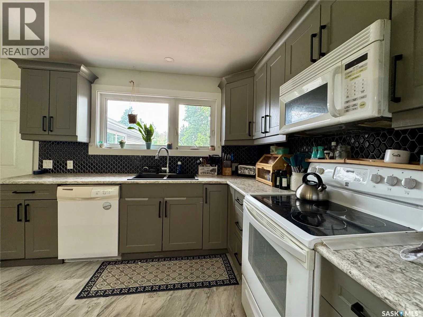 19 Logan CRESCENT W