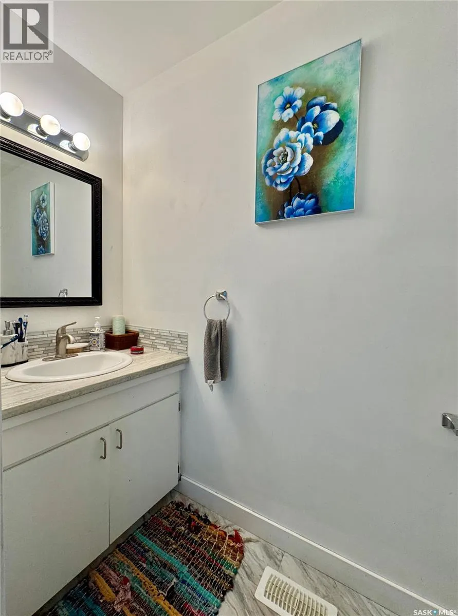 19 Logan CRESCENT W