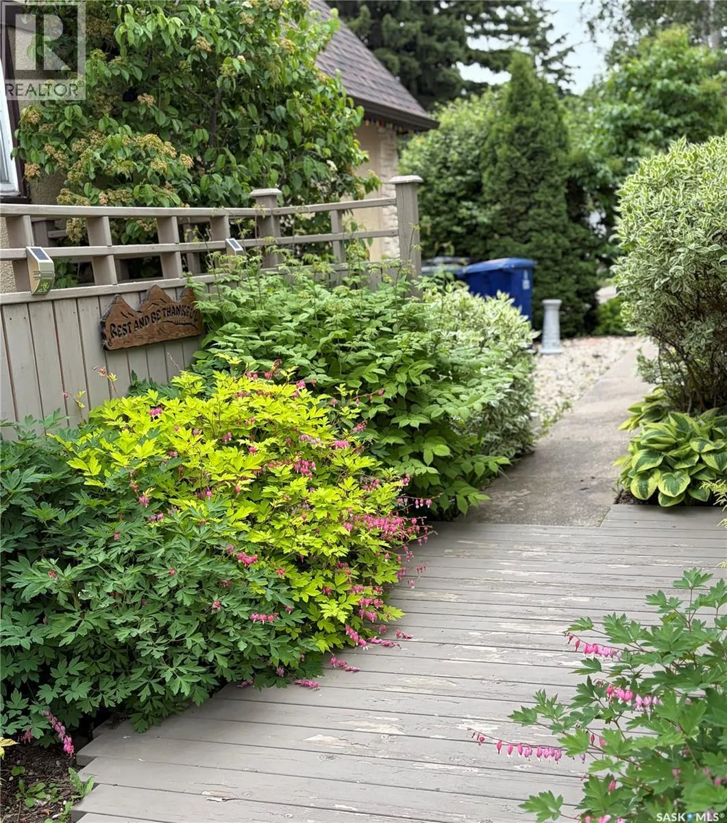 25 Yale CRESCENT