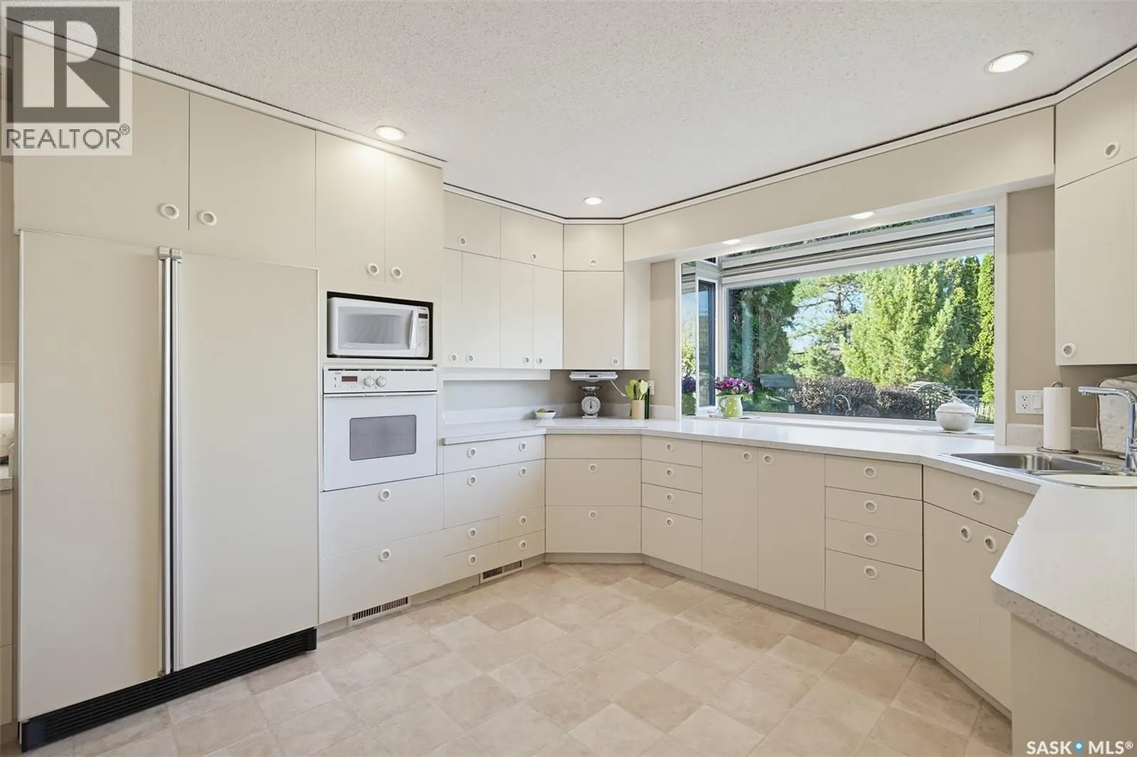 25 Yale CRESCENT