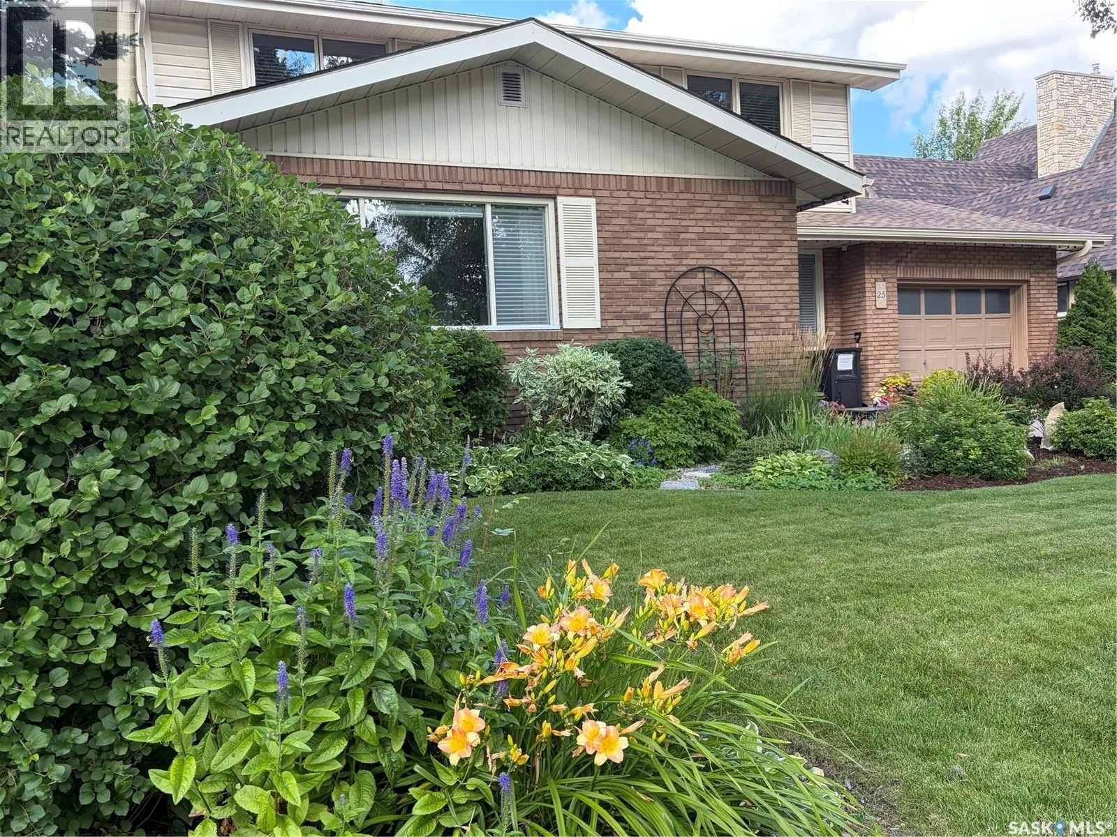 25 Yale CRESCENT