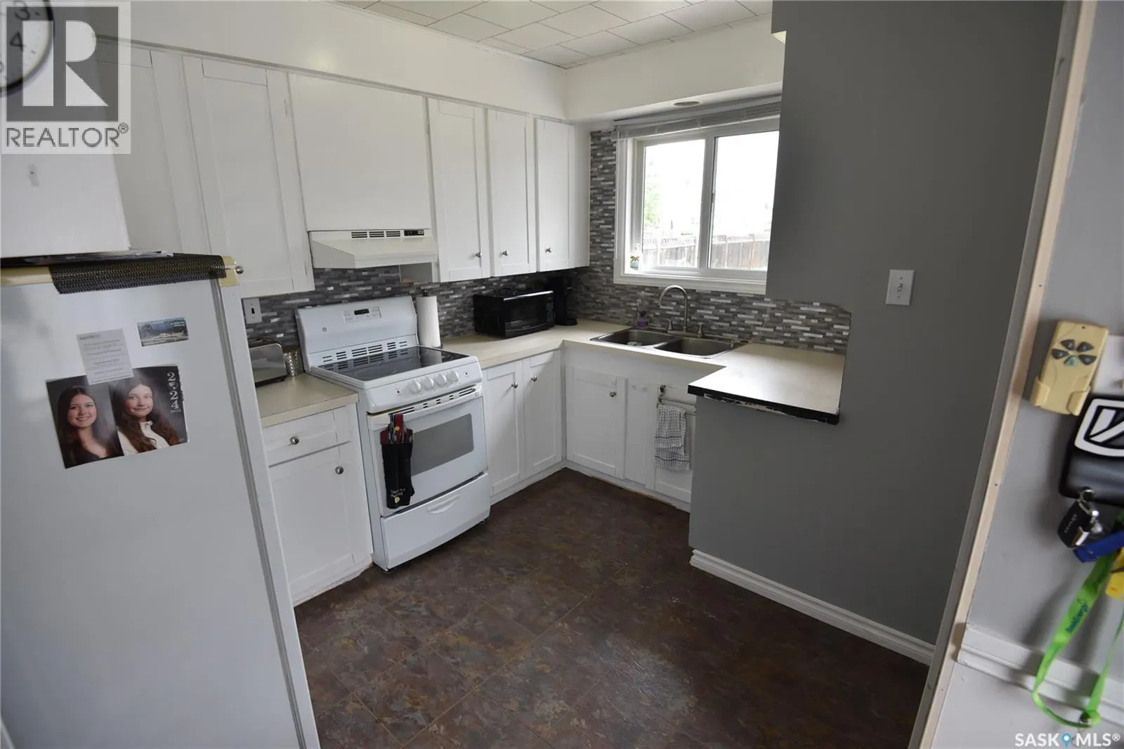 415 8th AVENUE W