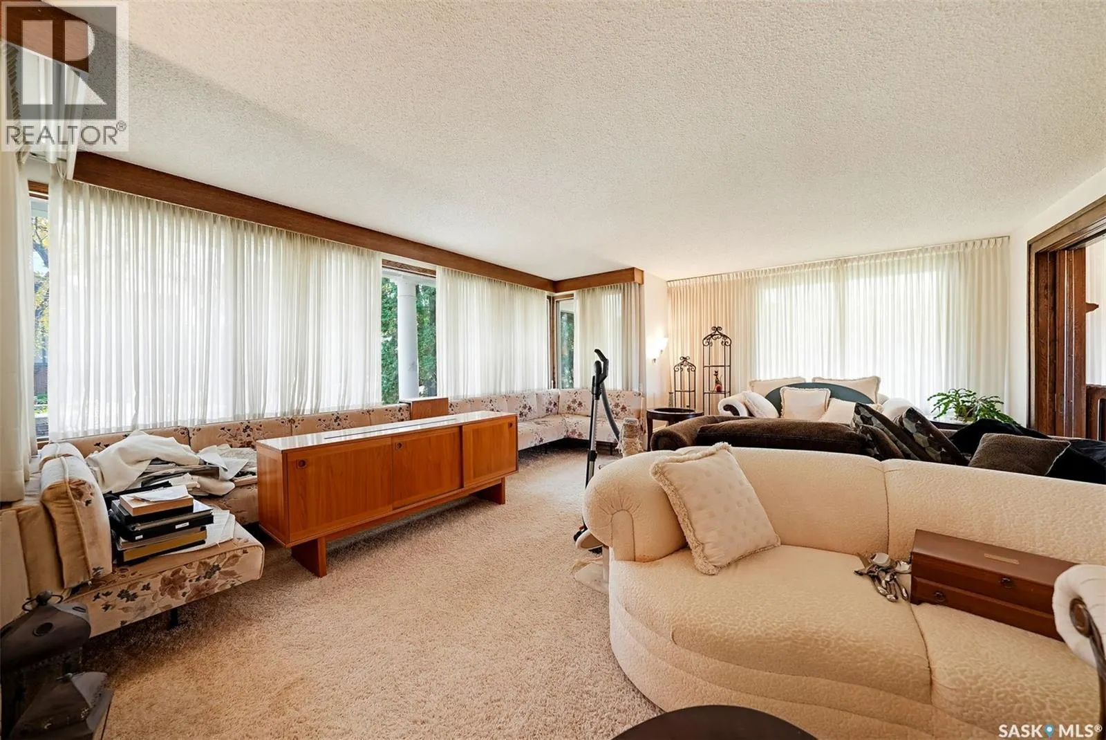 327 Saskatchewan CRESCENT W