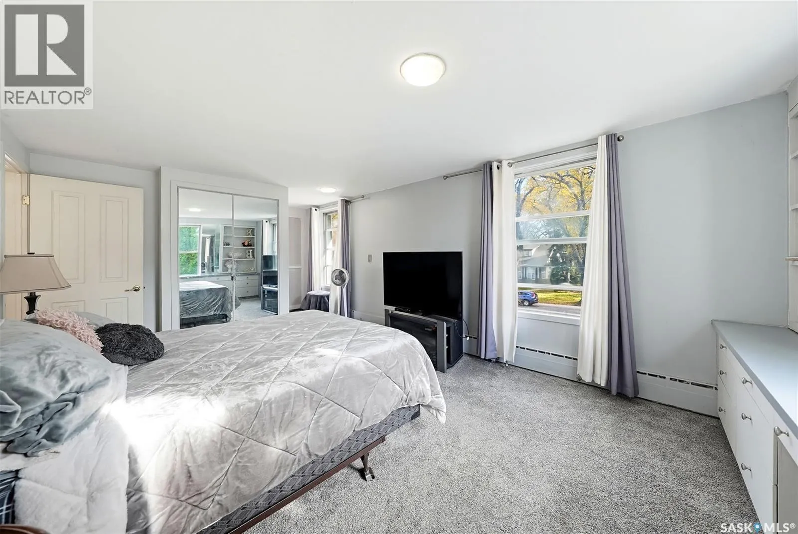 327 Saskatchewan CRESCENT W