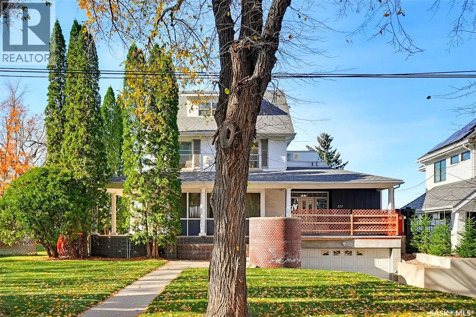 327 Saskatchewan CRESCENT W