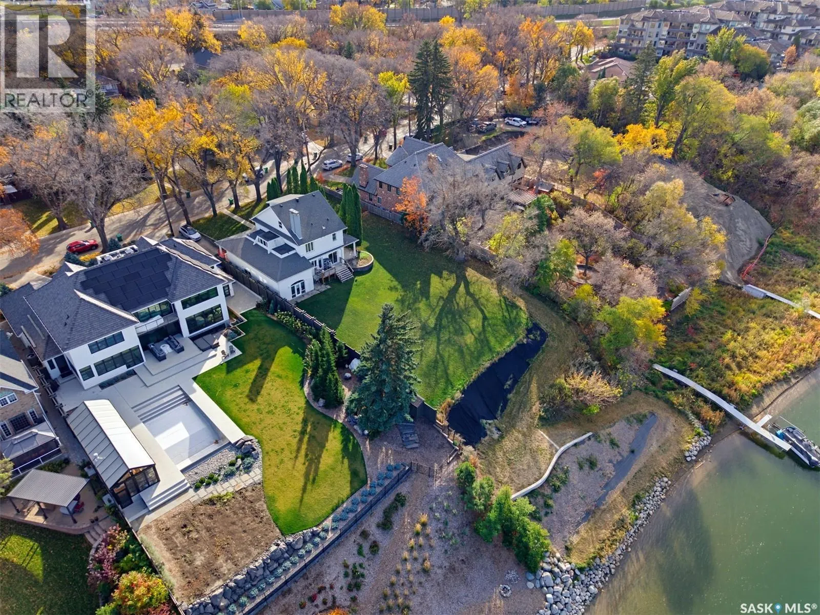 327 Saskatchewan CRESCENT W
