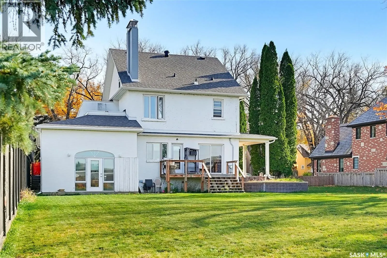 327 Saskatchewan CRESCENT W