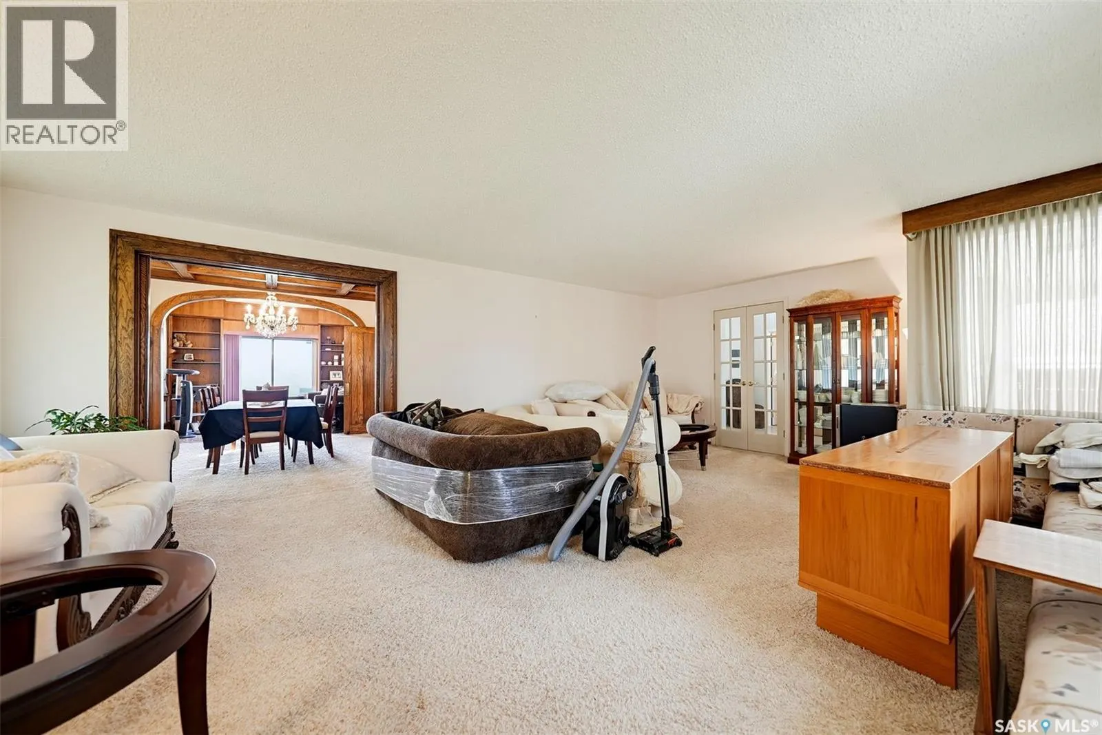 327 Saskatchewan CRESCENT W