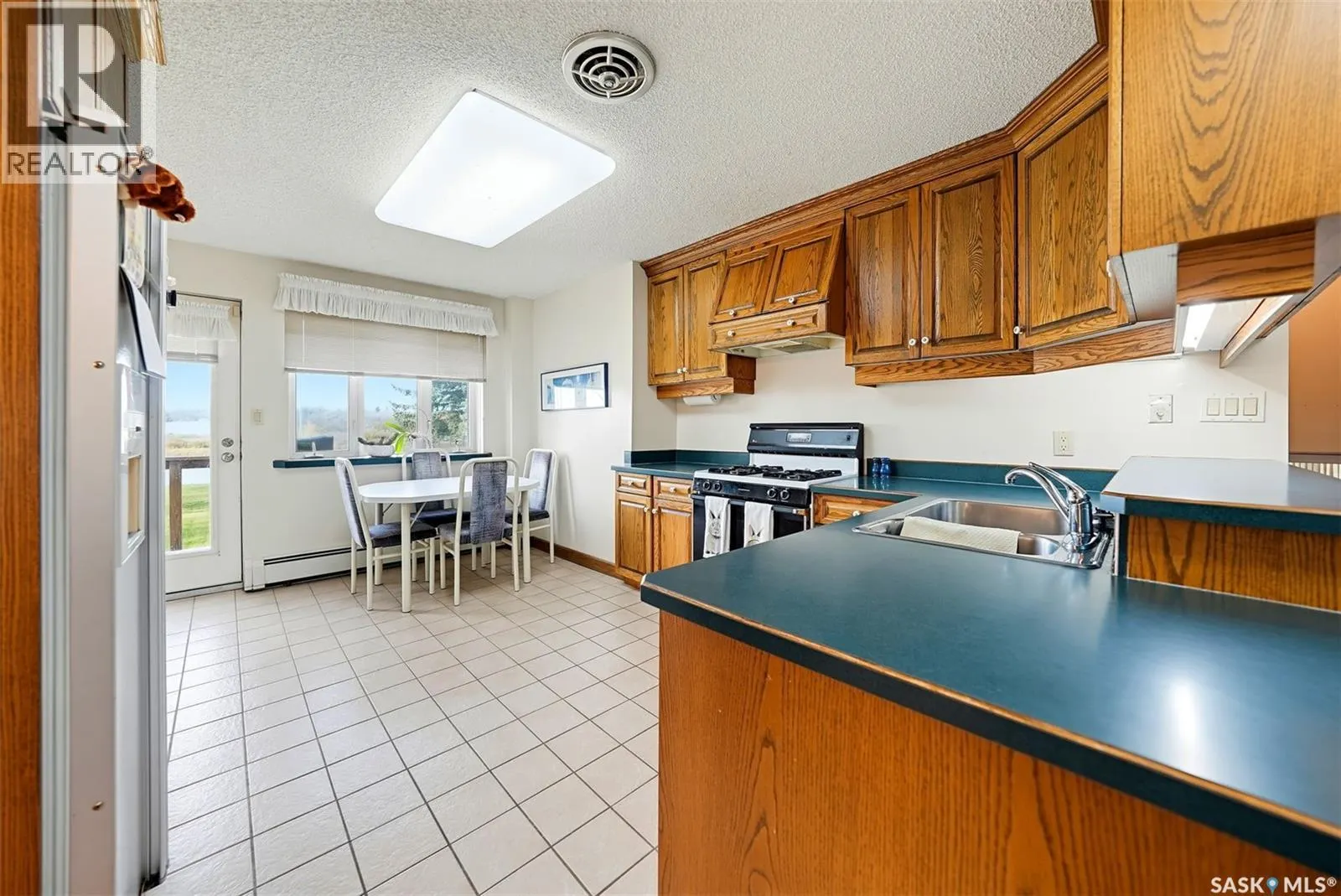 327 Saskatchewan CRESCENT W