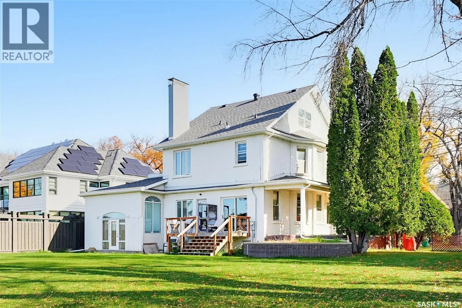 327 Saskatchewan CRESCENT W