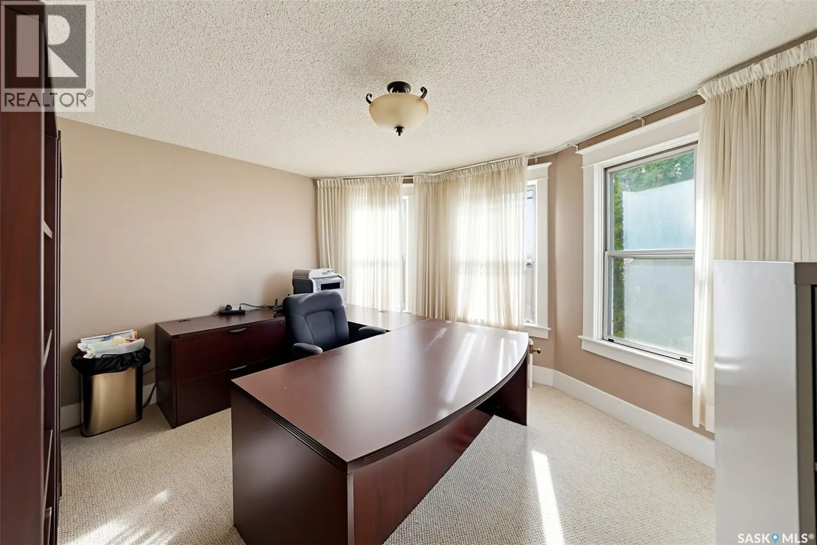 327 Saskatchewan CRESCENT W